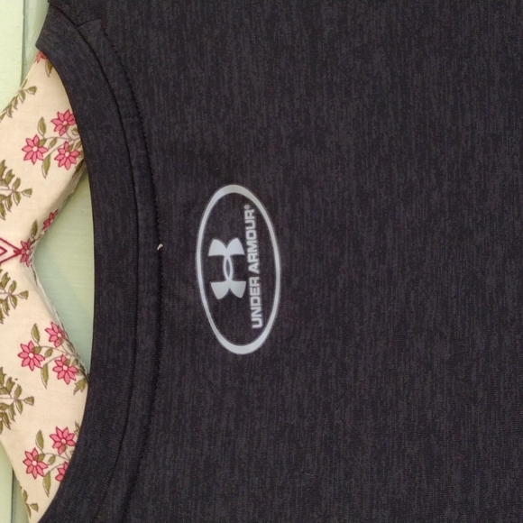 Men's Under Armour dark grey loose fit heat gear small v-neck shirt - Picture 5 of 5